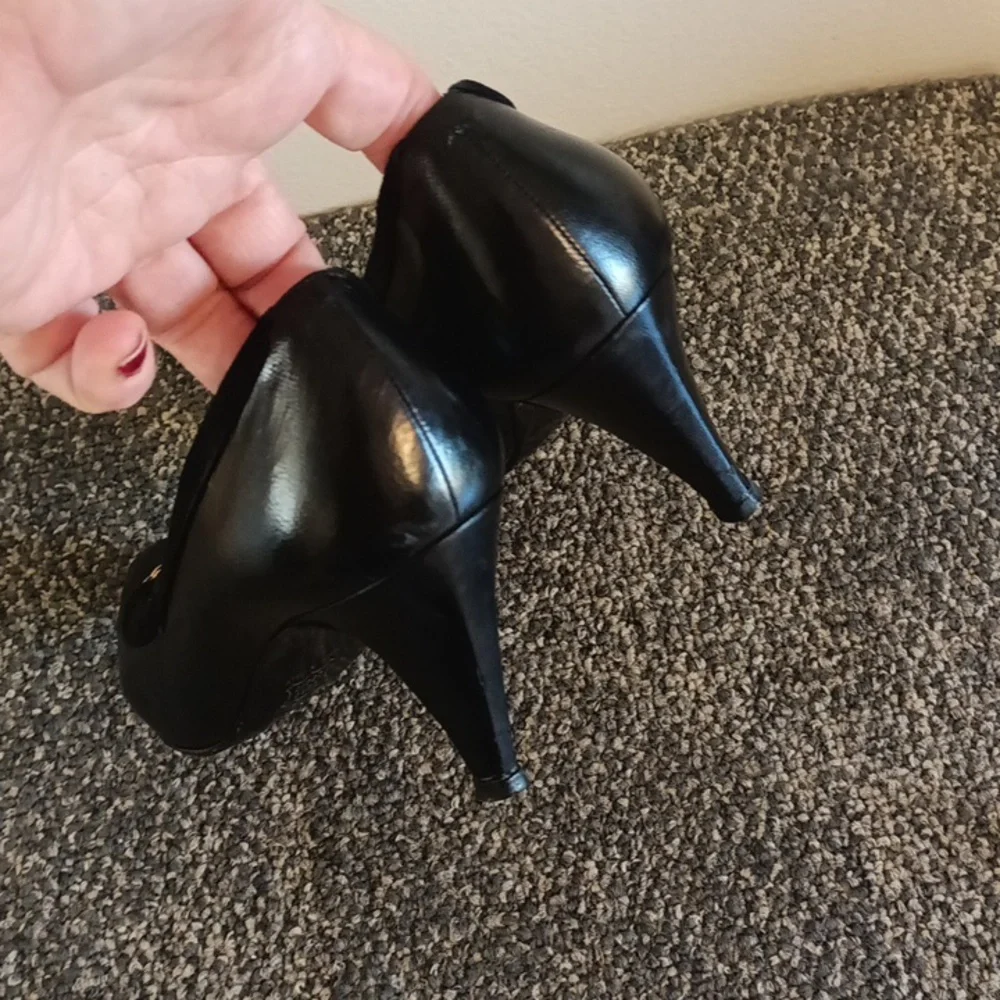 Bally Vintage Italian black leather pumps size 6 M